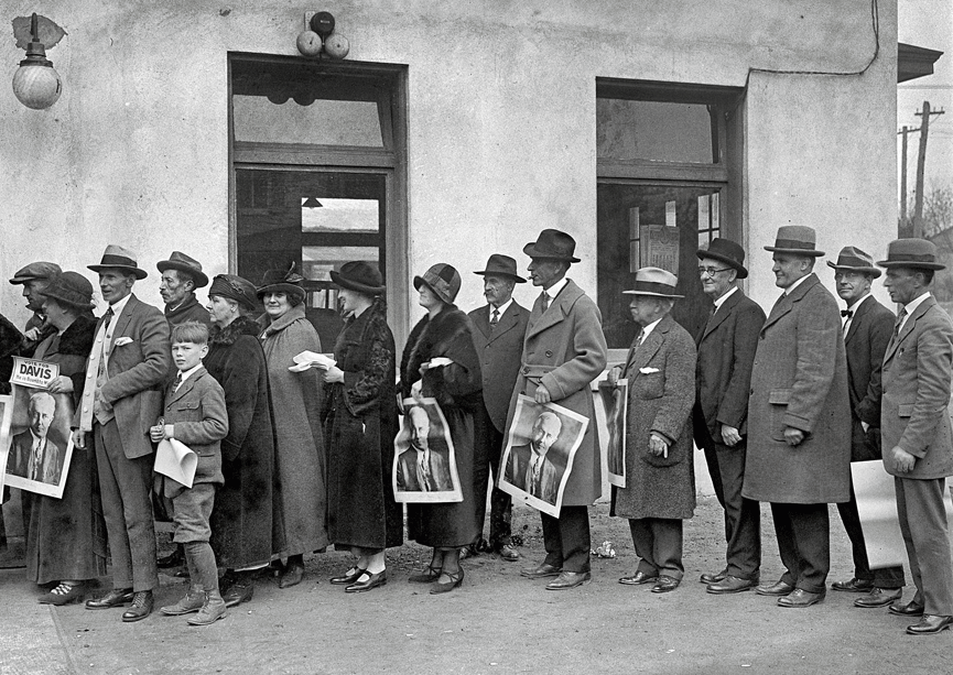 Haciendo cola para votar en Arlington, 1924. Shorpy