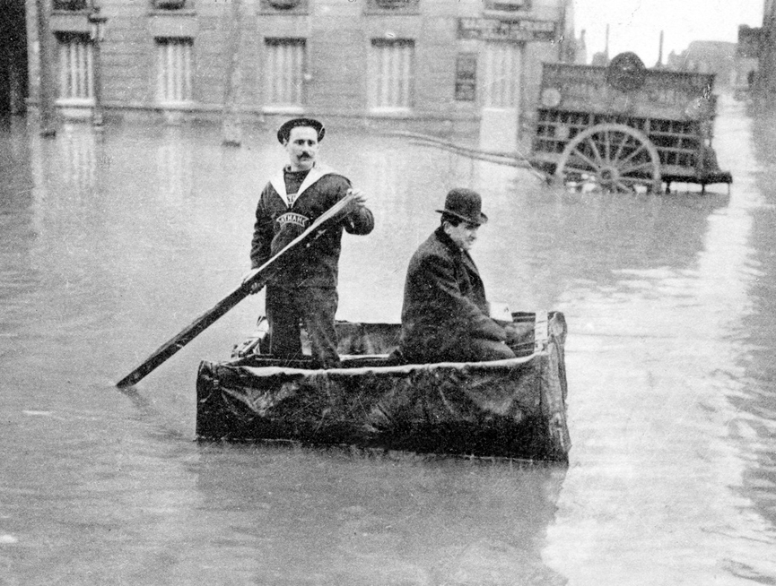 Barca improvisada. BHVP, G. Leyris