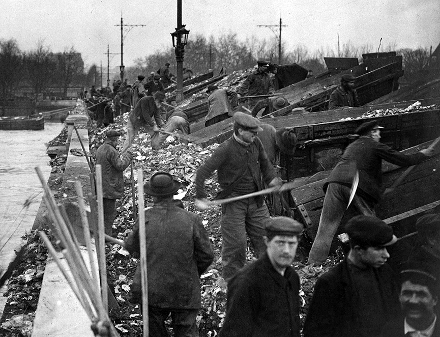 Tirando la basura, puente de Tolbiac. BHVP, Roger Viollet