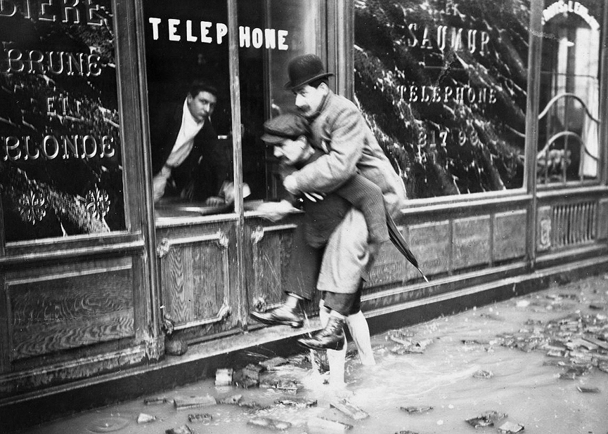 Uno de los dos no se quiere mojar. BHVP, Roger Viollet