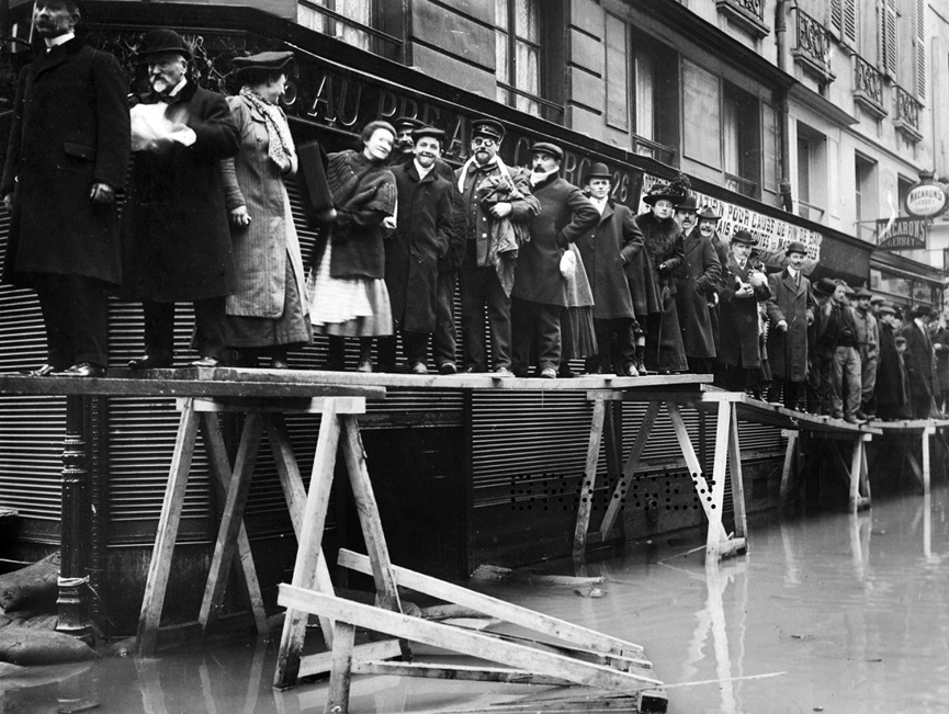 Pasarelas en la Rue du Bac. Maurice Branger y Roger Viollet