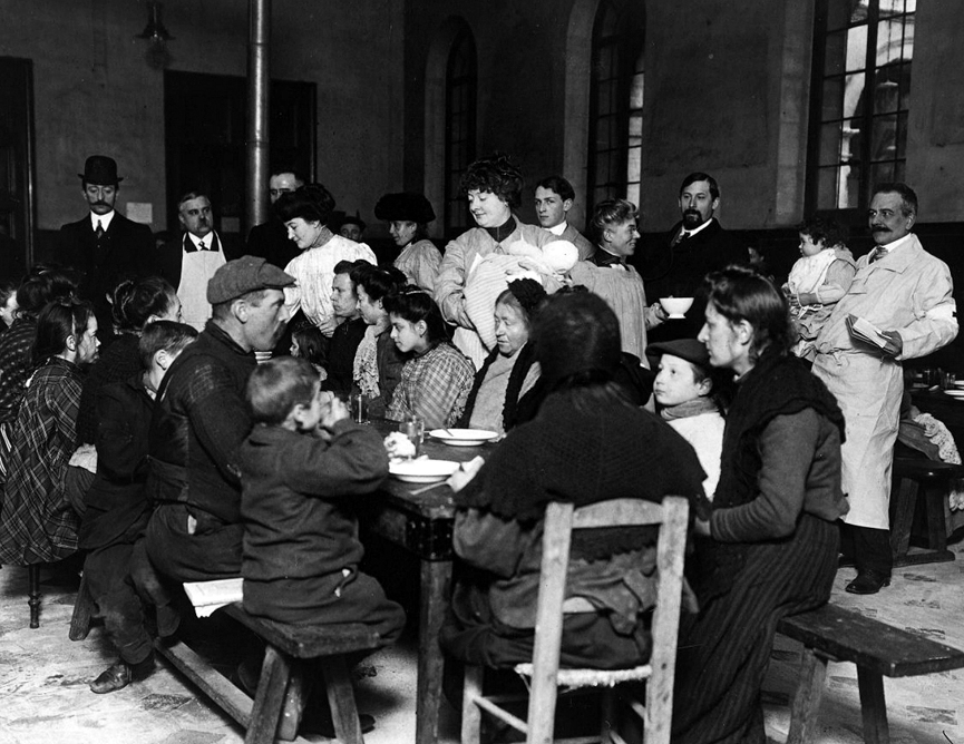 Comida para damnificados en el seminario de San Sulpicio. BHVP, Roger Viollet