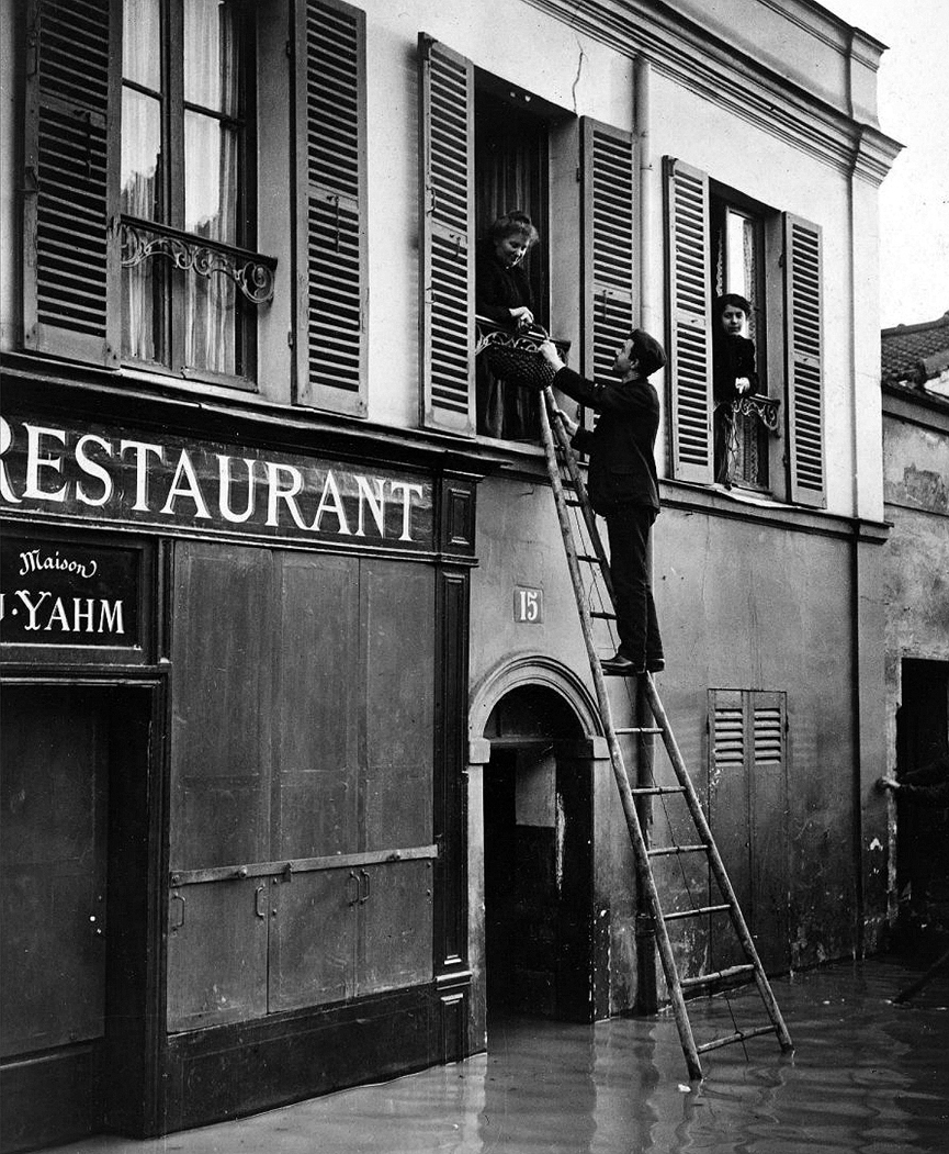 Repartiendo provisiones. BHVP, Roger Viollet