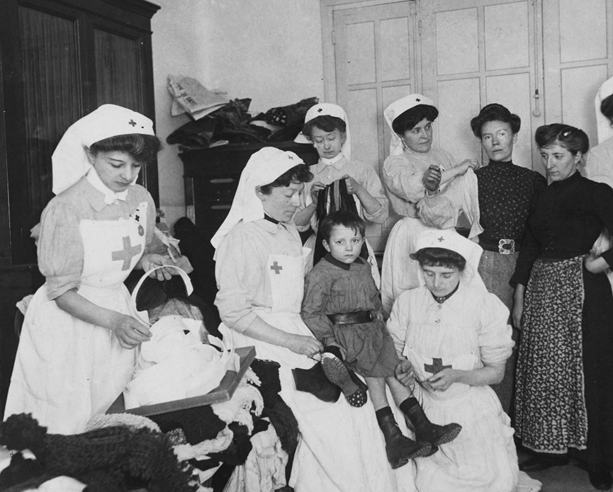 Auxiliando a las damnificados de la inundación. Albert Harlingue y Roger Viollet