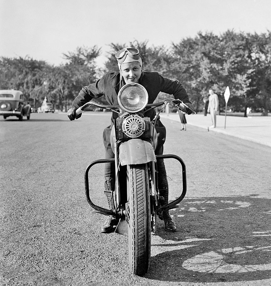 Sally Halterman y su moto en Washington, 1937. Biblioteca del Congreso