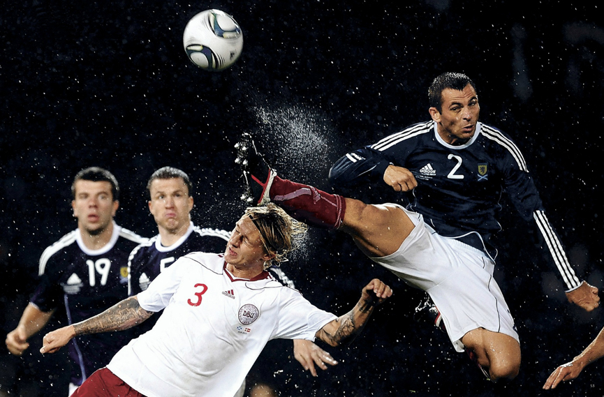 Phil Bardsley de Escocia despeja el balón bajo la presión de Simon Kjaer de Dinamarca. Glasgow, Escocia. Laurence Griffiths, Getty Images