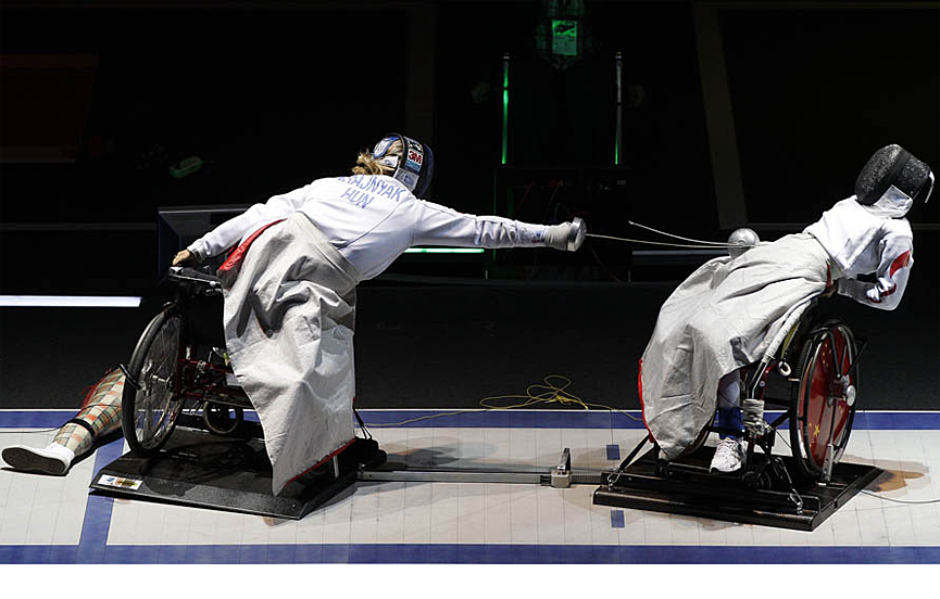 Zsuzsanna Krajnyak, de Hungría, y Wu Bai Li, de China, compiten durante la final de Esgrima Femenina en silla de ruedas. Tony Gentile, Reuters