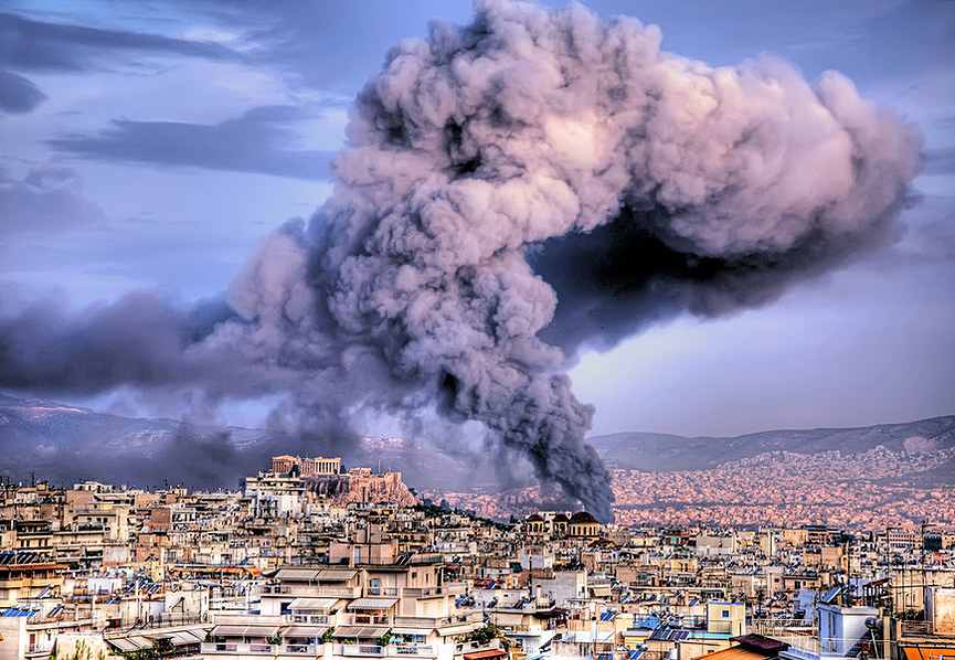 Una industria de productos lácteos en el centro de Atenas se consume en el fuego. Stamatis