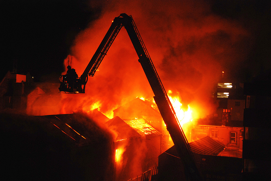 Fuego en la tienda de muebles Munster, North Main Street en Cork, Irlanda. Mick Dunne
