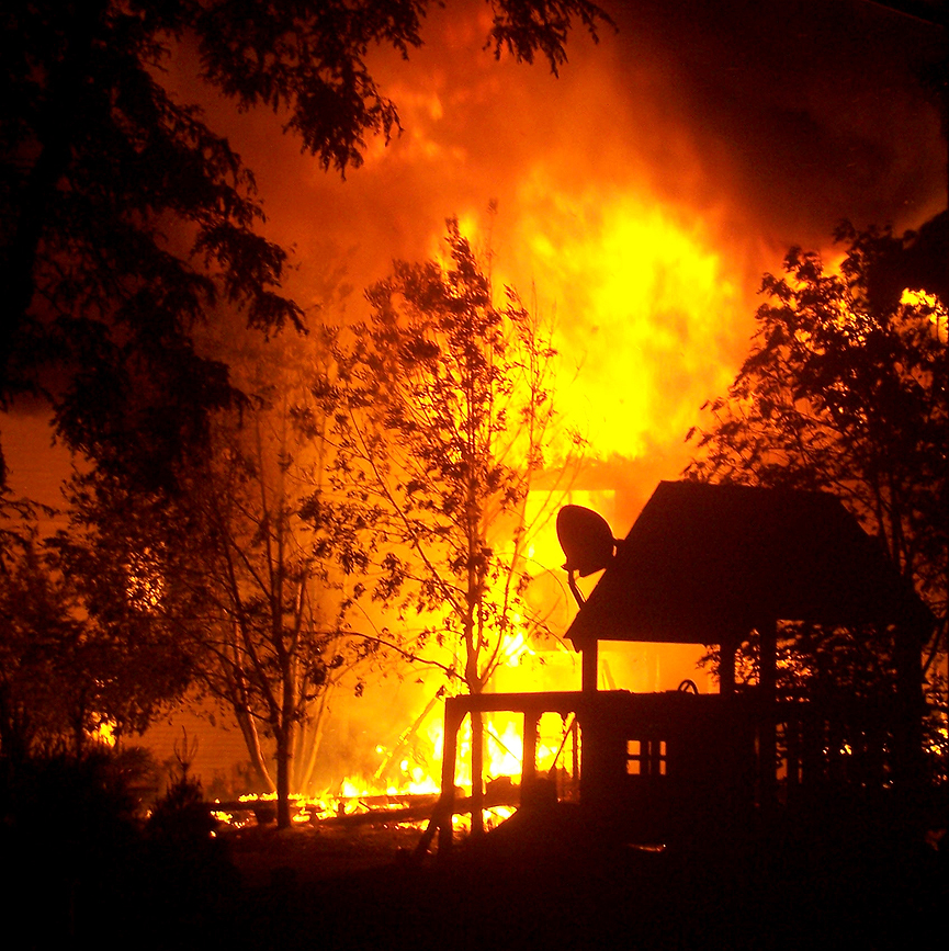 Foto de un incendio en una casa de Winfield, Illinois. William Dabovich