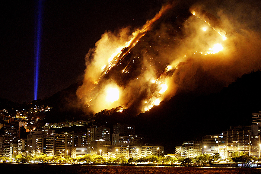 Toma cercana del incendio en Rio de Janeiro, Brasil. Fernando Quevedo