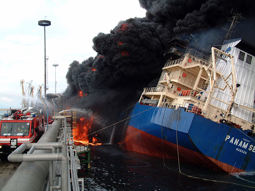 Explosión en el buque Panam Serena, Porto Torres en Cerdeña. Filippo N.