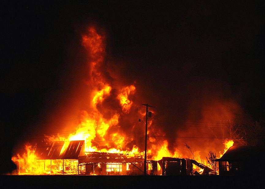 Otra perspectiva del incendio en una vieja tienda de electrodomésticos. Robert Warden