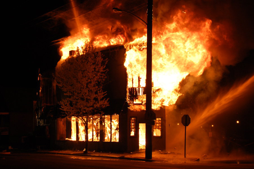 El edificio del Jens Apartament se incendió completamente. Hammond, 2010. Jdawg