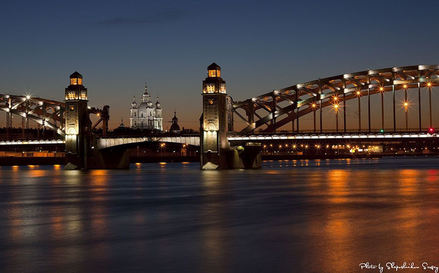 Puente Bolsheokhtinsky sobre el río Neva en San Petersburgo, Rusia. Sergey Shaposhnikov