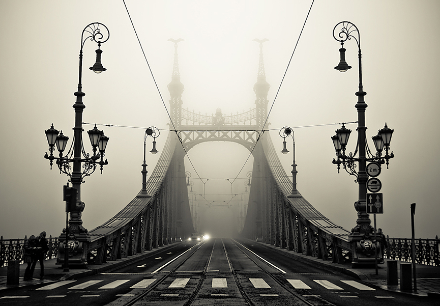 Liberty Bridge en una tarde de mucha niebla en Budapest. Armin Marten