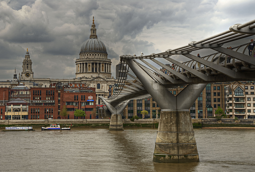 El puente del Milenio en el río Támesis, en Londres. Sisyphus007