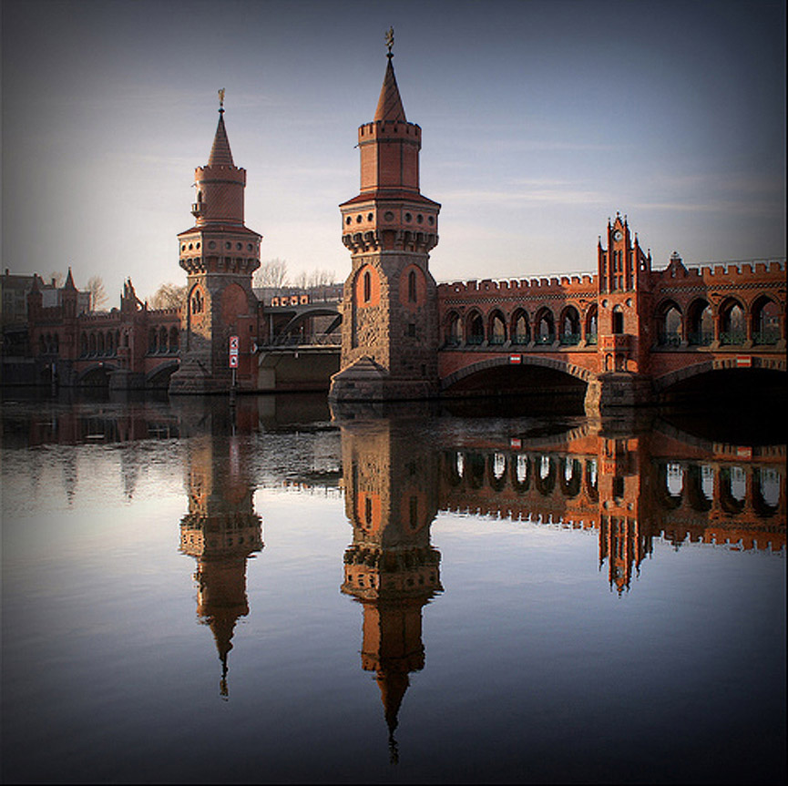 Puente de Oberbaum sobre el río Spree en Berlín. Fhnr