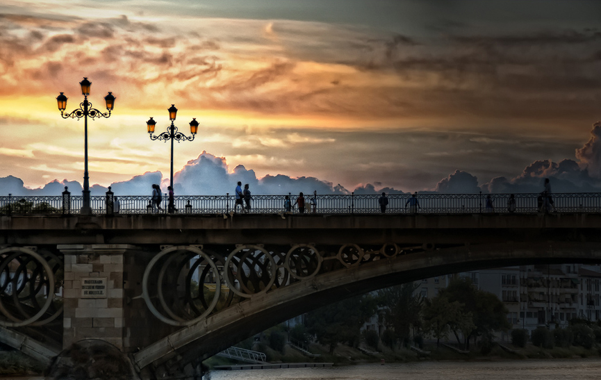 Atardecer en el Puente de Triana. Elías González