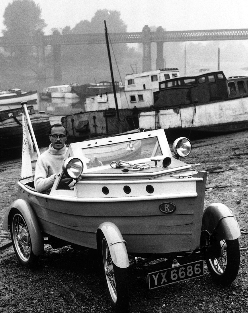 Clive Talbot en su coche construido con el cuerpo de una embarcación. Chiswick en Londres, 1959. June Lander, Getty Images