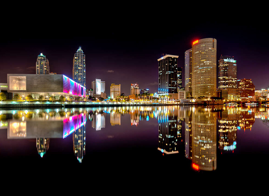 Horizonte de Tampa Bay reflejado en el río Hillsborough, Florida. Rob Shaw