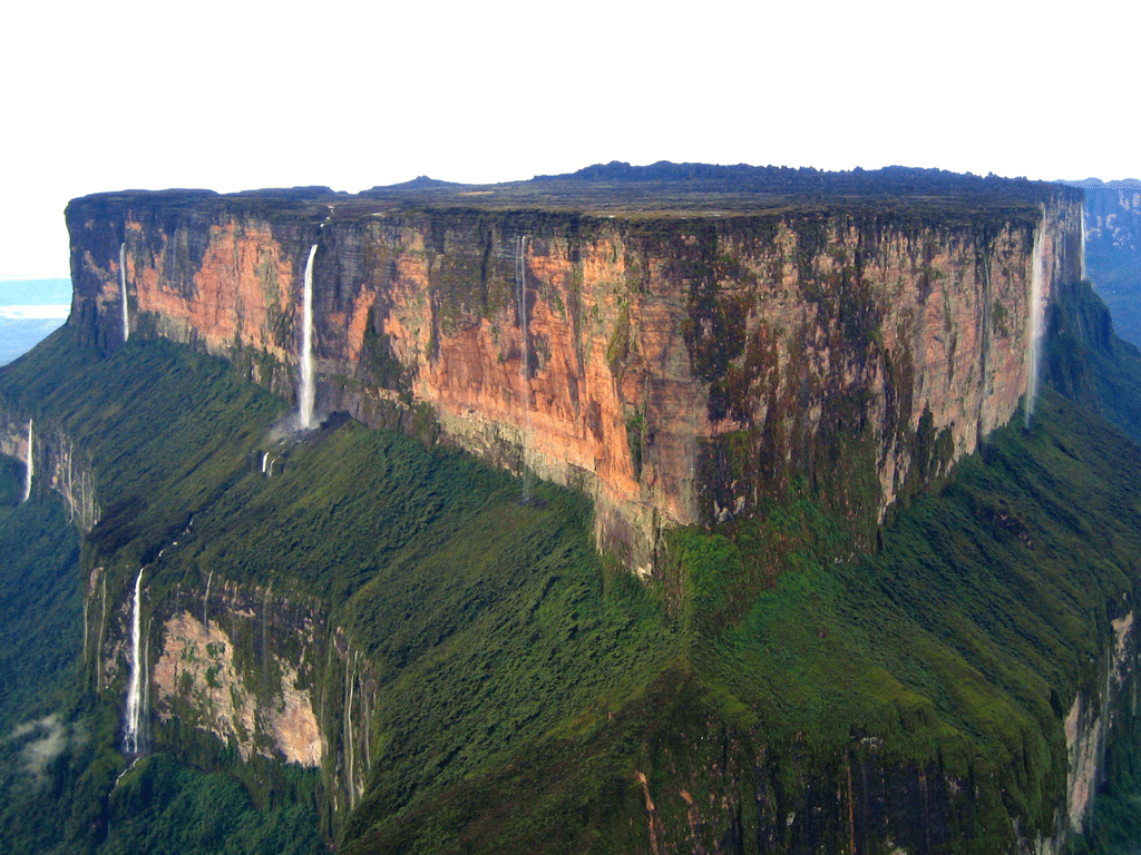 Proa del Roraima despejado de nubes. Rtrevisi