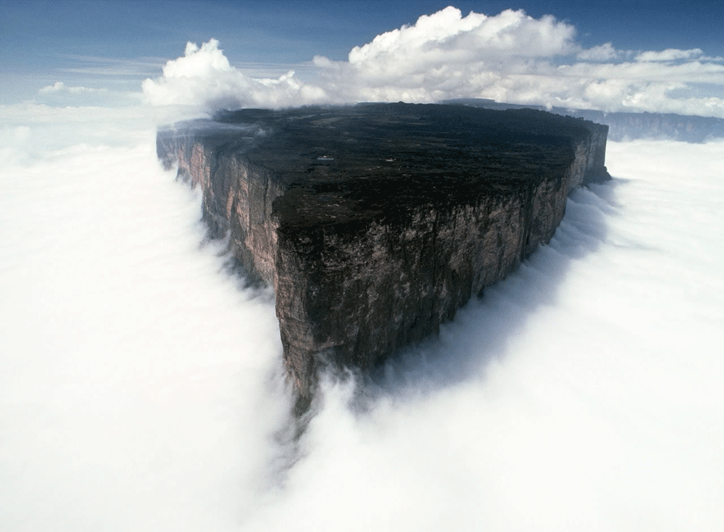 La montaña Roraima se levanta de la niebla. George Uwe