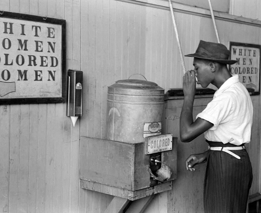 Fuente de agua fría para personas de color en la terminal de tranvías de Oklahoma en 1939. Biblioteca del Congreso