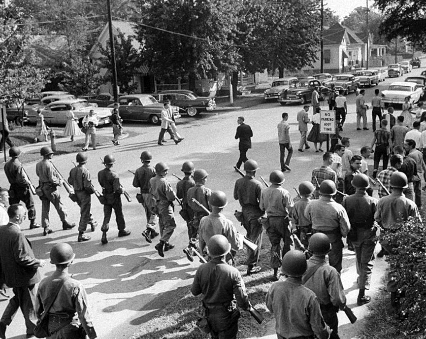 Fuerzas federales controlando el orden. Little Rock, 1957. Life