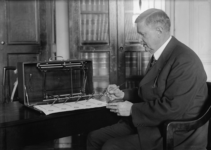 Máquina para firmar cheques del Departamento del Tesoro operada por J.L. Summers, 1918. Harris & Ewing