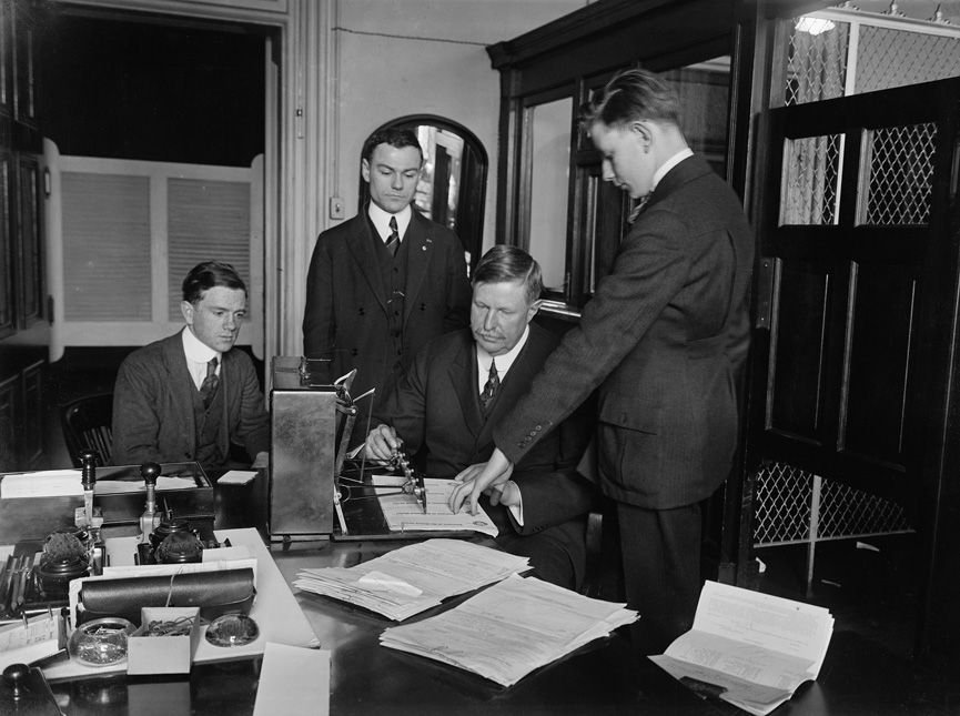 De nuevo J.L. Summers firmando cheques del Departamento del Tesoro con una Signagraph Junior, 1918. Harris & Ewing