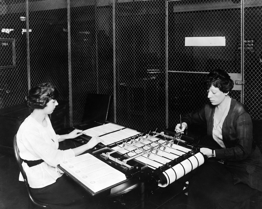 Usando un Signagraph en el War Risk Bureau de Washington, 1920. National Photo Company