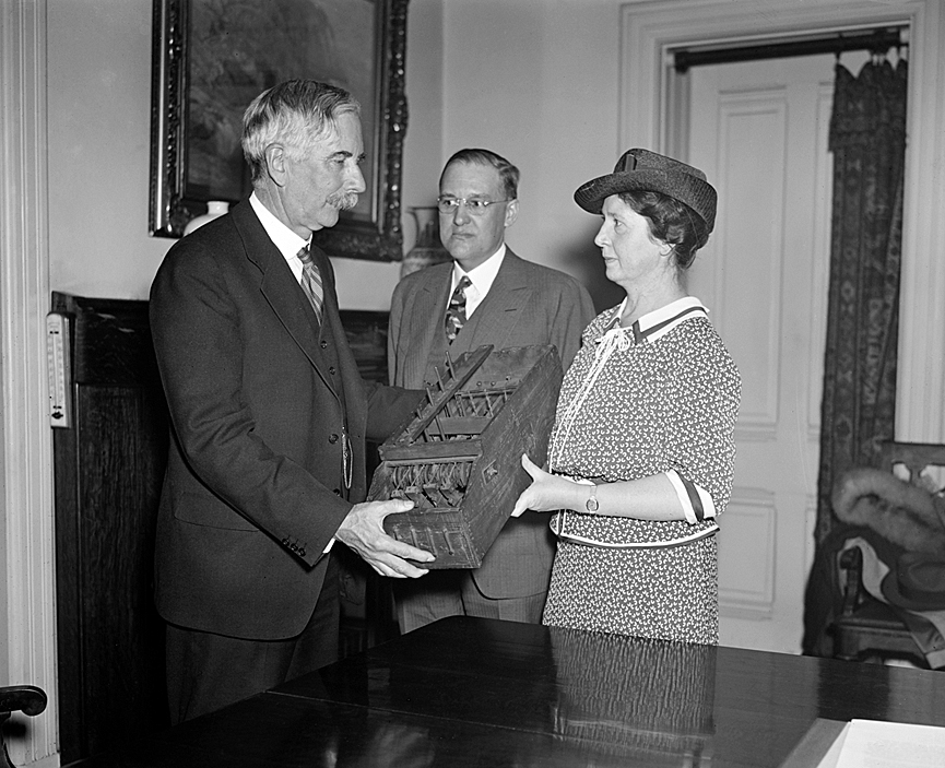 El Comptometer, la caja de macarrones, presentada al Instituto Smithsonian por la hija del inventor. 1937. Harris y Ewing. Librería del Congreso