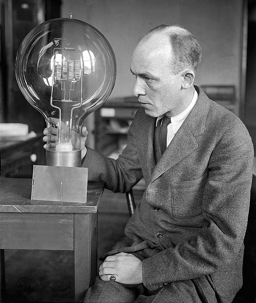 C.W. Mitman de la Institución Smithsonian examinando una bombilla gigante. 1925. Librería del Congreso
