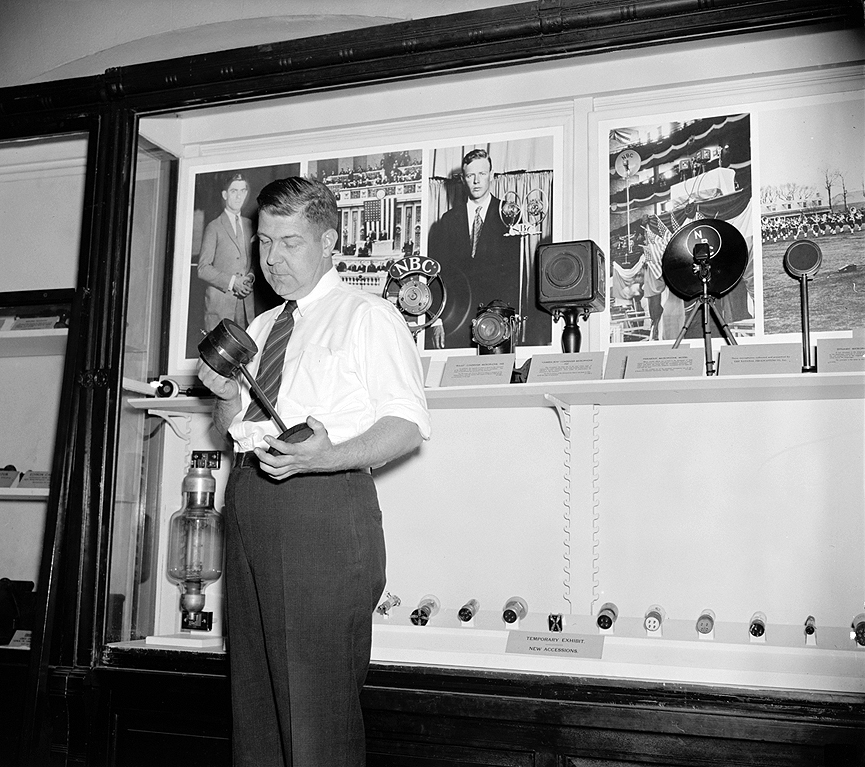 Un micrófono histórico, el Tomato Can (la lata de tomate). Harris y Ewing. Librería del Congreso