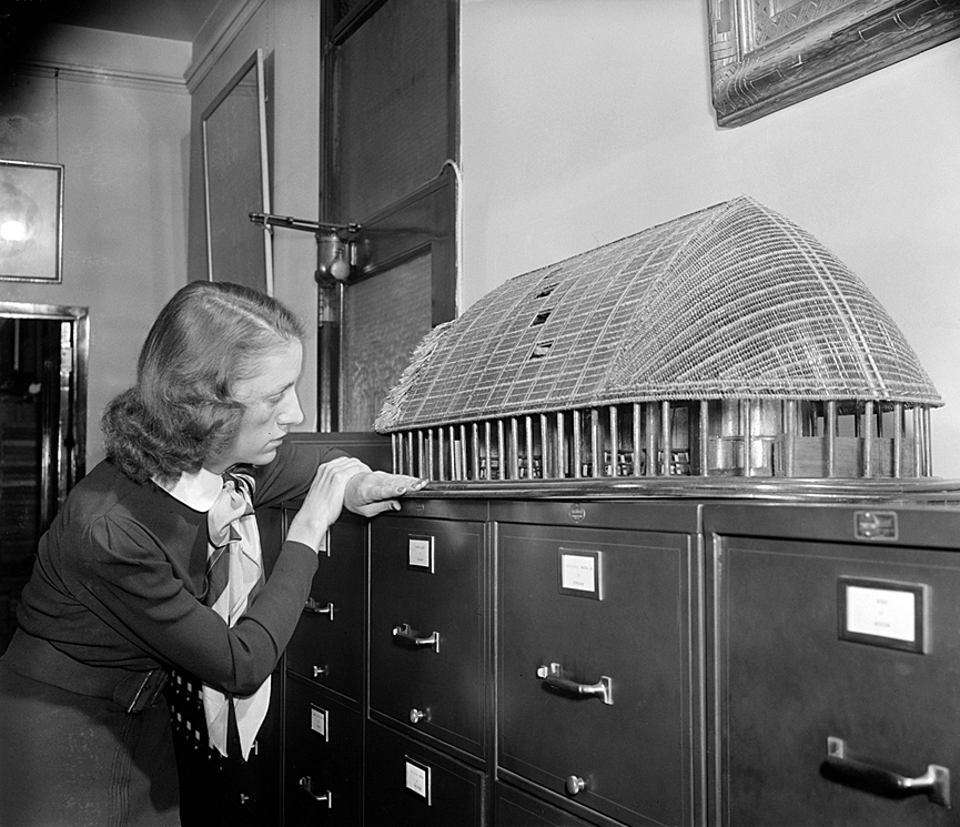 Iris Sinnett, admirando la maqueta de un centro cultural para las islas Samoa. Instituto Smithsonian, 1939. Harris y Ewing. Librería del Congreso