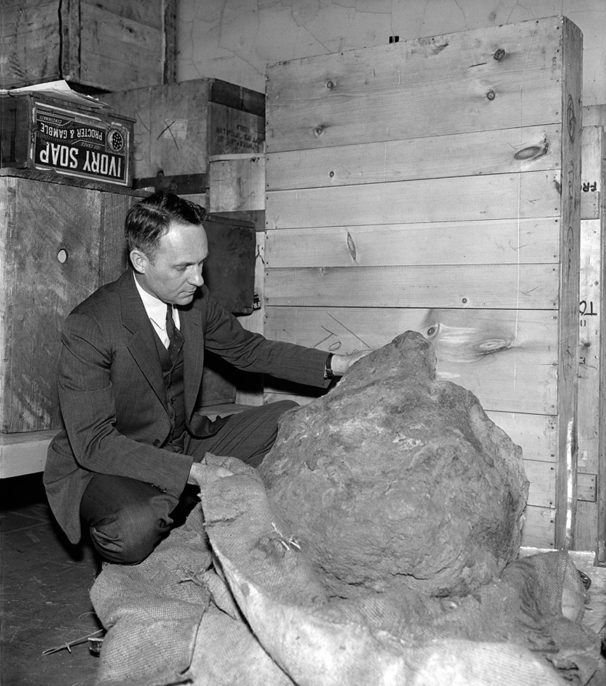 Fragmento de un enorme meteorito, recibido en la Institución Smithsonian. Washington, 1939. Harris y Ewing. Librería del Congreso