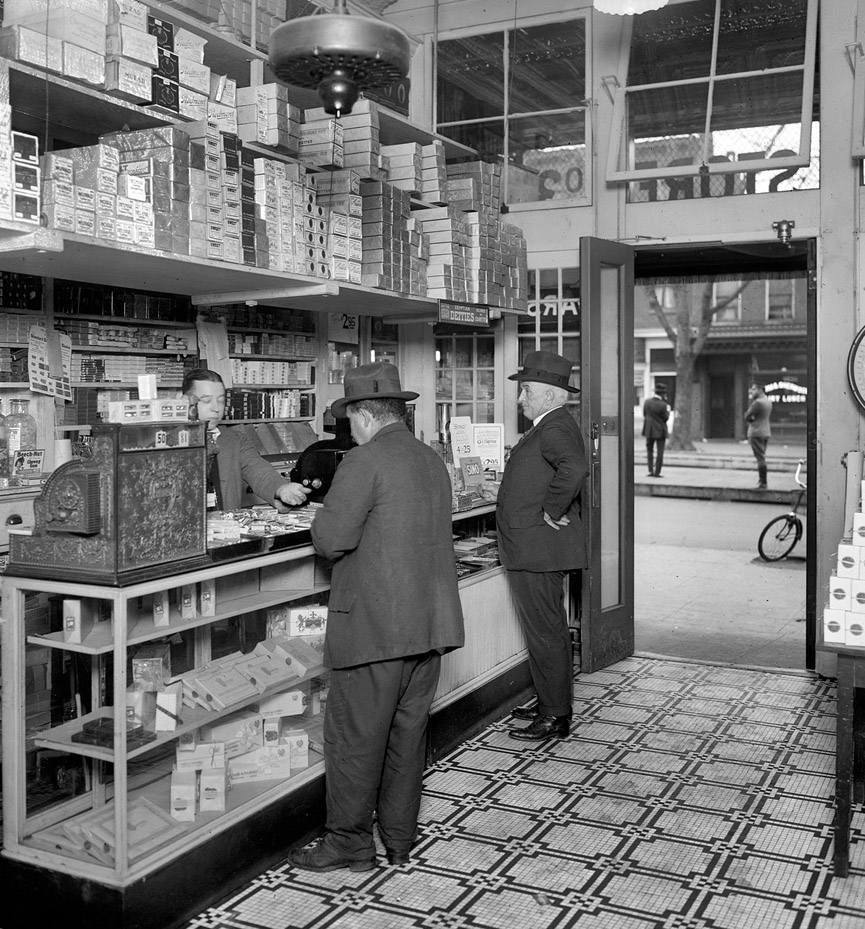 Clientes del Drug Store comprando tabaco. Washington, 1920. Shorpy