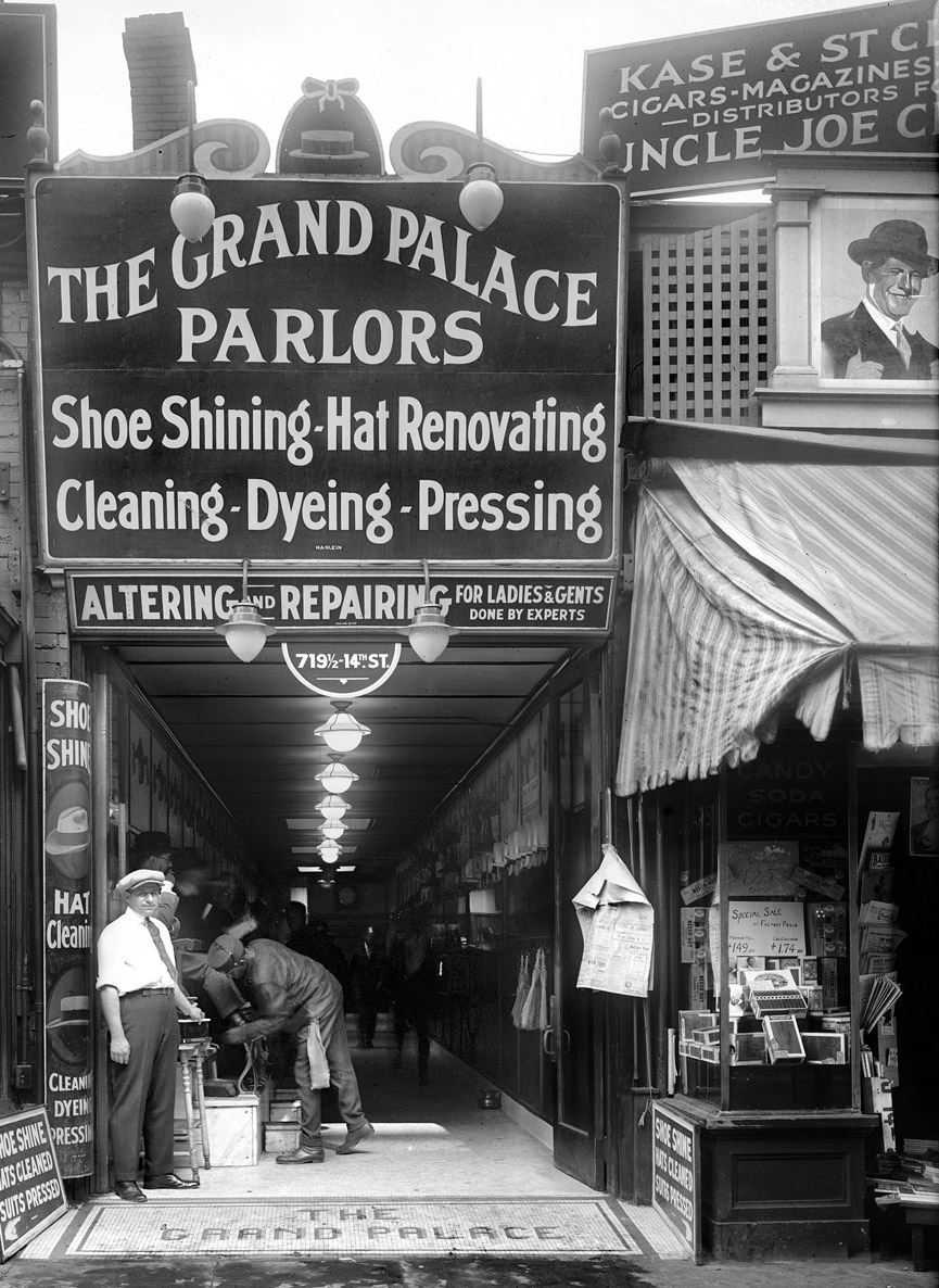 Grand Palace, limpieza y arreglos de ropa. Washington, 1921. Shorpy