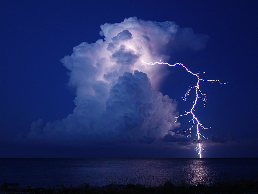 Tormenta sobre Gran Bahama. Kara Swanson