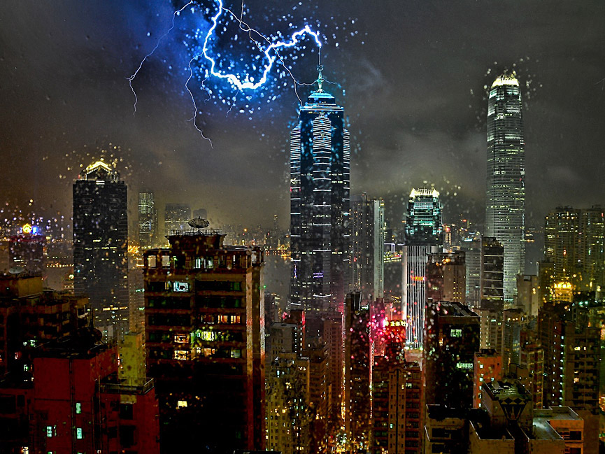 Impactante rayo sobre el edificio The Center, Hong Kong. Michael Siward