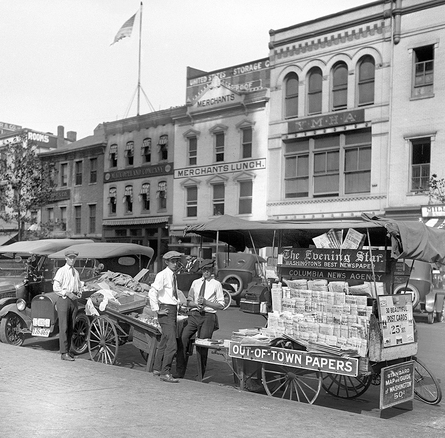 Puesto ambulante de periódicos. Washington, 1922. Biblioteca del Congreso