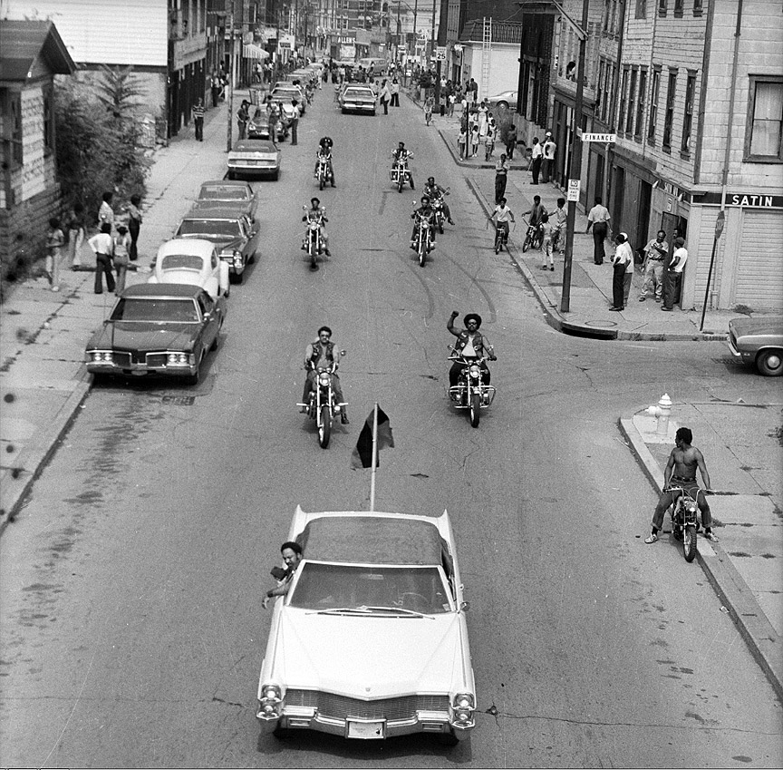 Afro Dogs en el Black Arts Festival Parade de Pittsburgh, 1972. Charles Harris