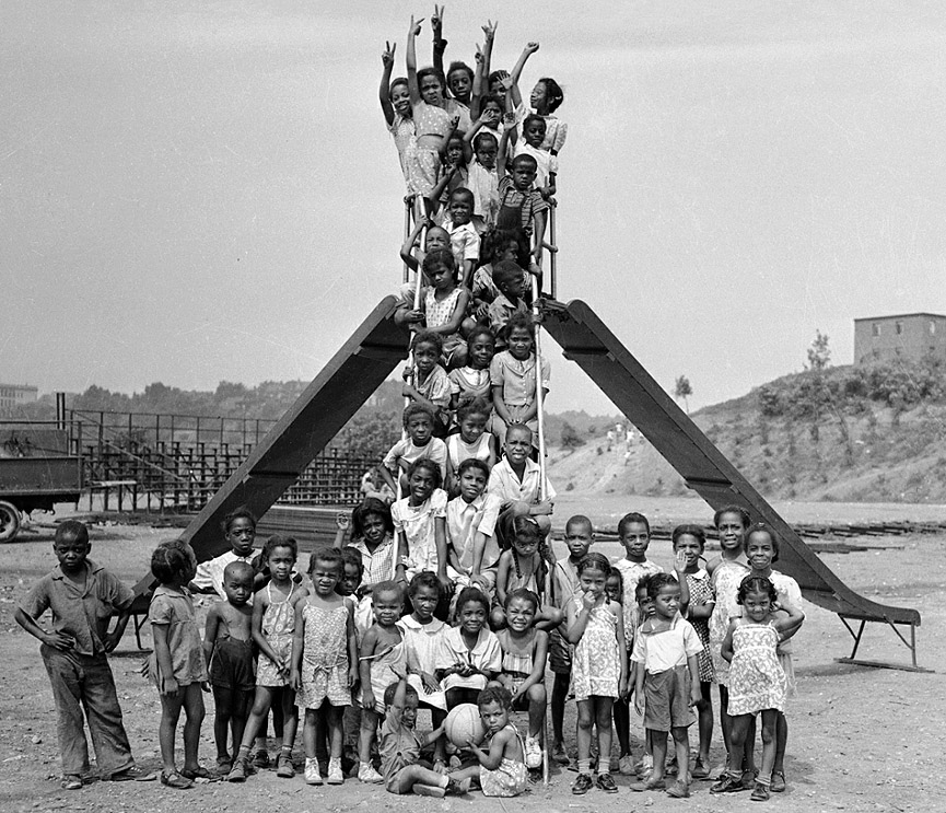 Un grupo de niños posando en un tobogán del parque de Kennard Field en 1949. Charles Harris