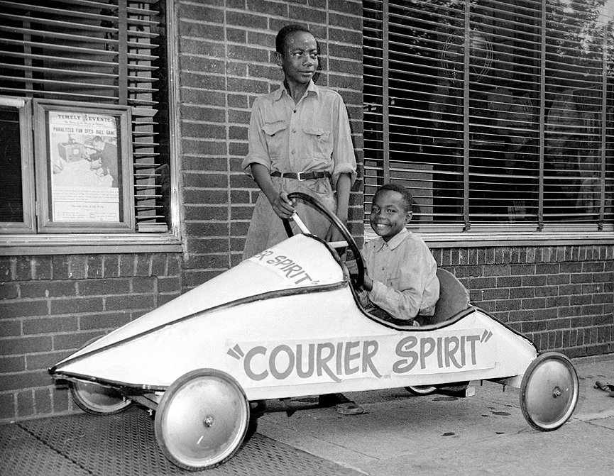 Posando con un vehículo go-kart frente a las oficinas de prensa de Pittsburgh Courier, 1943. Charles Harris