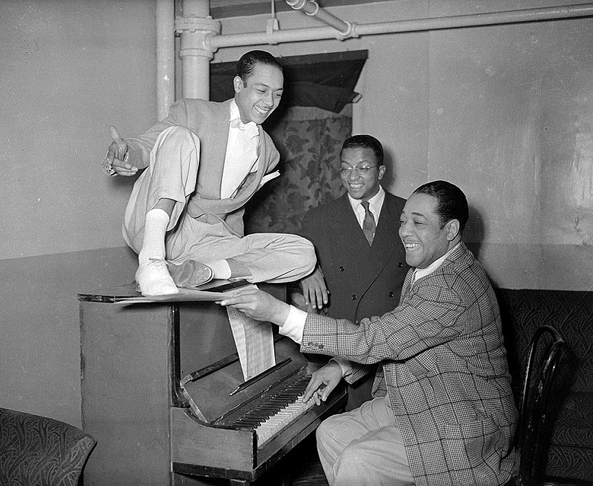 Duke Ellington al piano, con el bailarín Charles Honi Coles y Billy Strayhorn en el Teatro Stanley, en 1942. Charles Harris