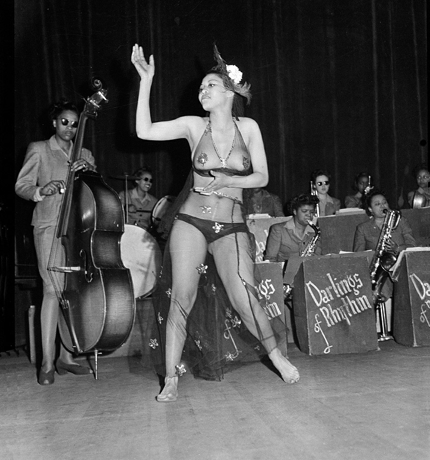 La bailarina Zelda con la banda Darlings of Rhythm, 1945. Charles Harris