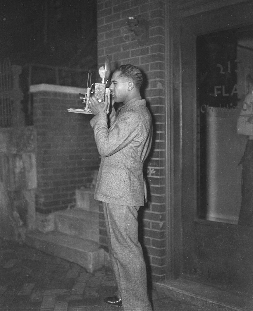 Charles Teenie Harris enfrente de las oficinas de la revista Flash en Hill District, en 1937