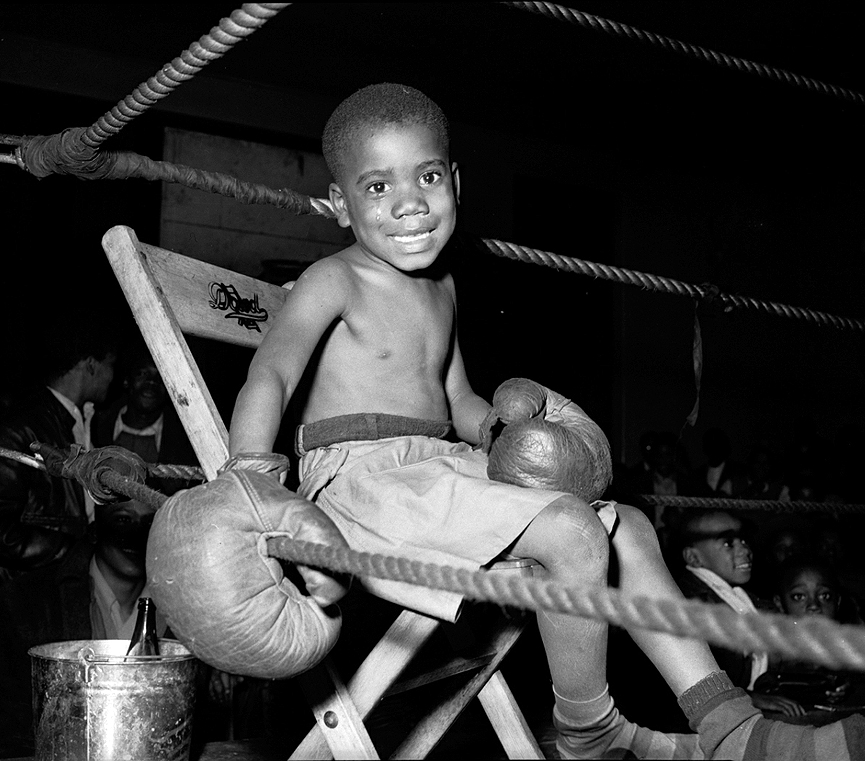 Niño boxeador sentado en el ring del Kay Boys Club, en 1945. Charles Harris