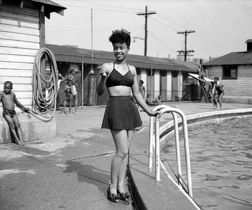 Lois Weaver Watson con un bañador de dos piezas en la piscina Kennard, en 1943. Charles Harris